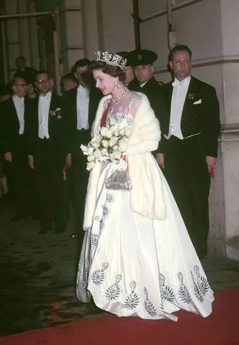 英国女王的壕横人生96年穿搭不重样开个博物馆挂衣服