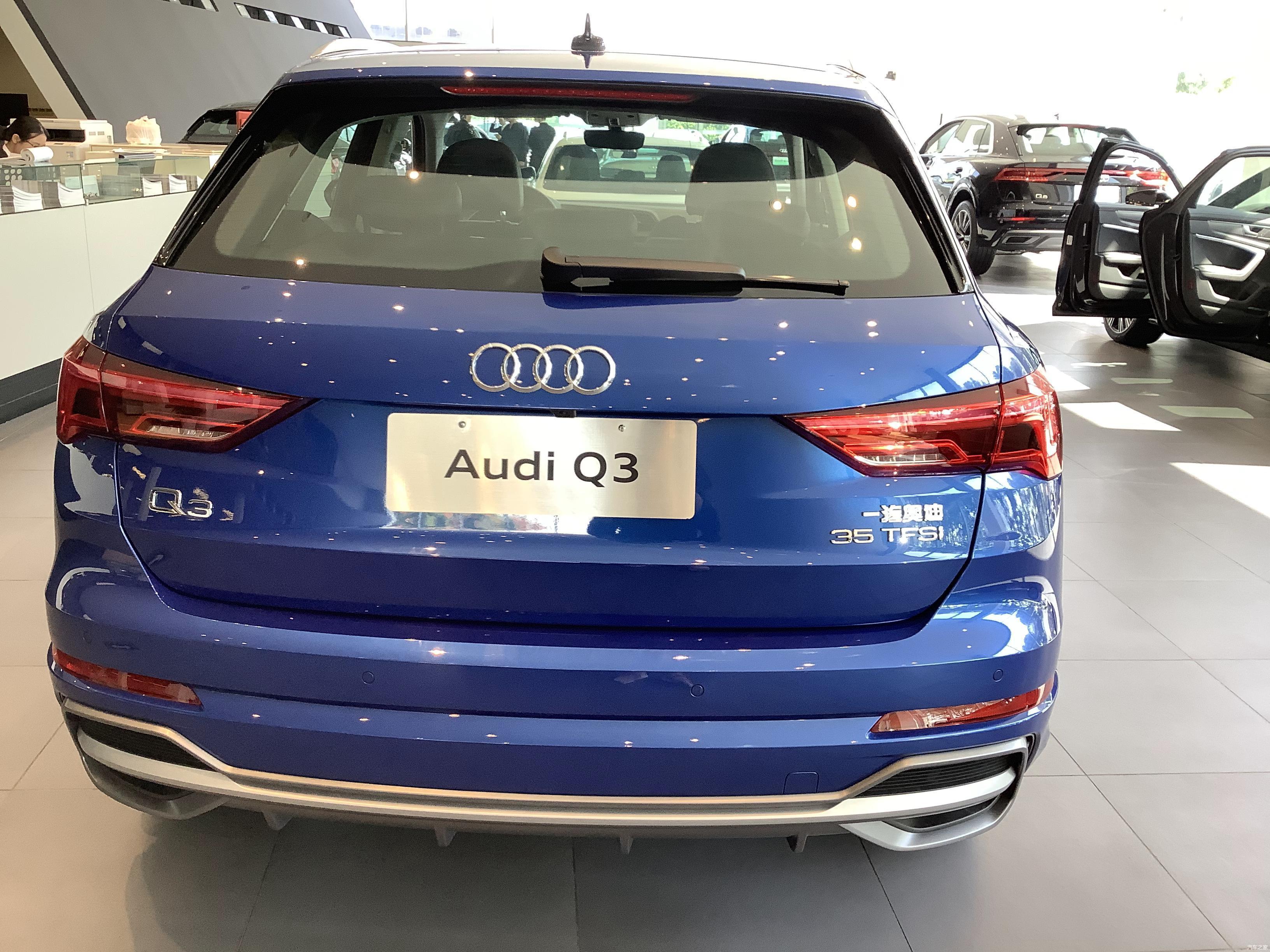 2020款奥迪q3到店实拍蓝色涂装很大气配中控锁电动后备箱