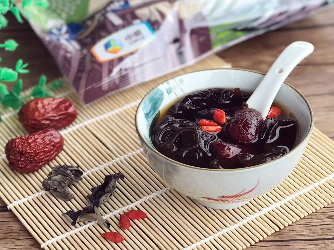 法:1,黑木耳用清水泡发,捞起2,红枣洗净去核,枸杞子洗净3,将黑木耳