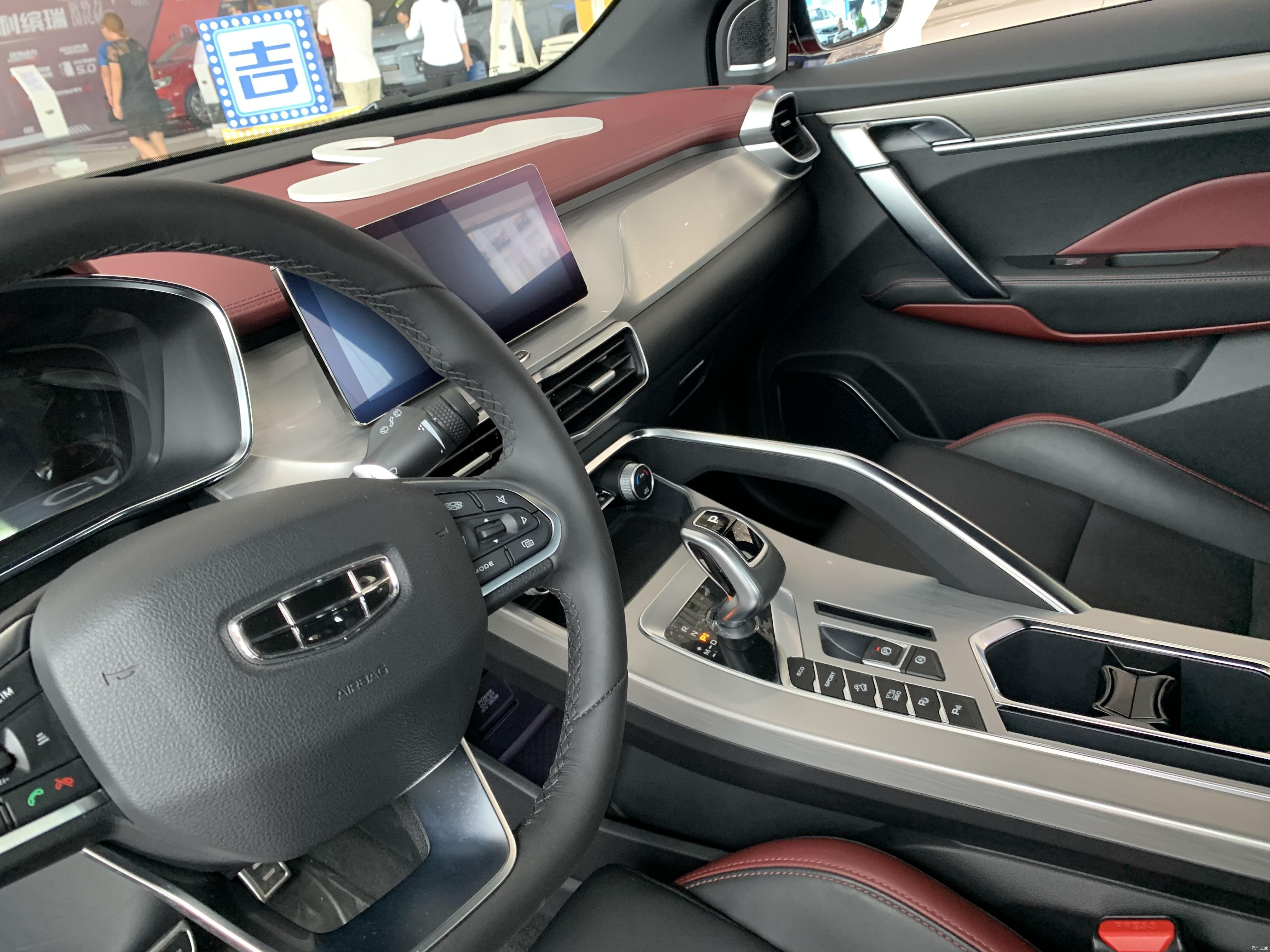 到店实拍吉利缤越小钢炮suv了解一下