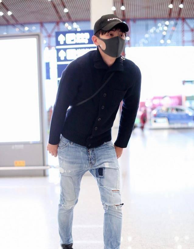 邓伦绝了!穿黑衣配牛仔裤现身机场潮到爆,网友:被圈粉