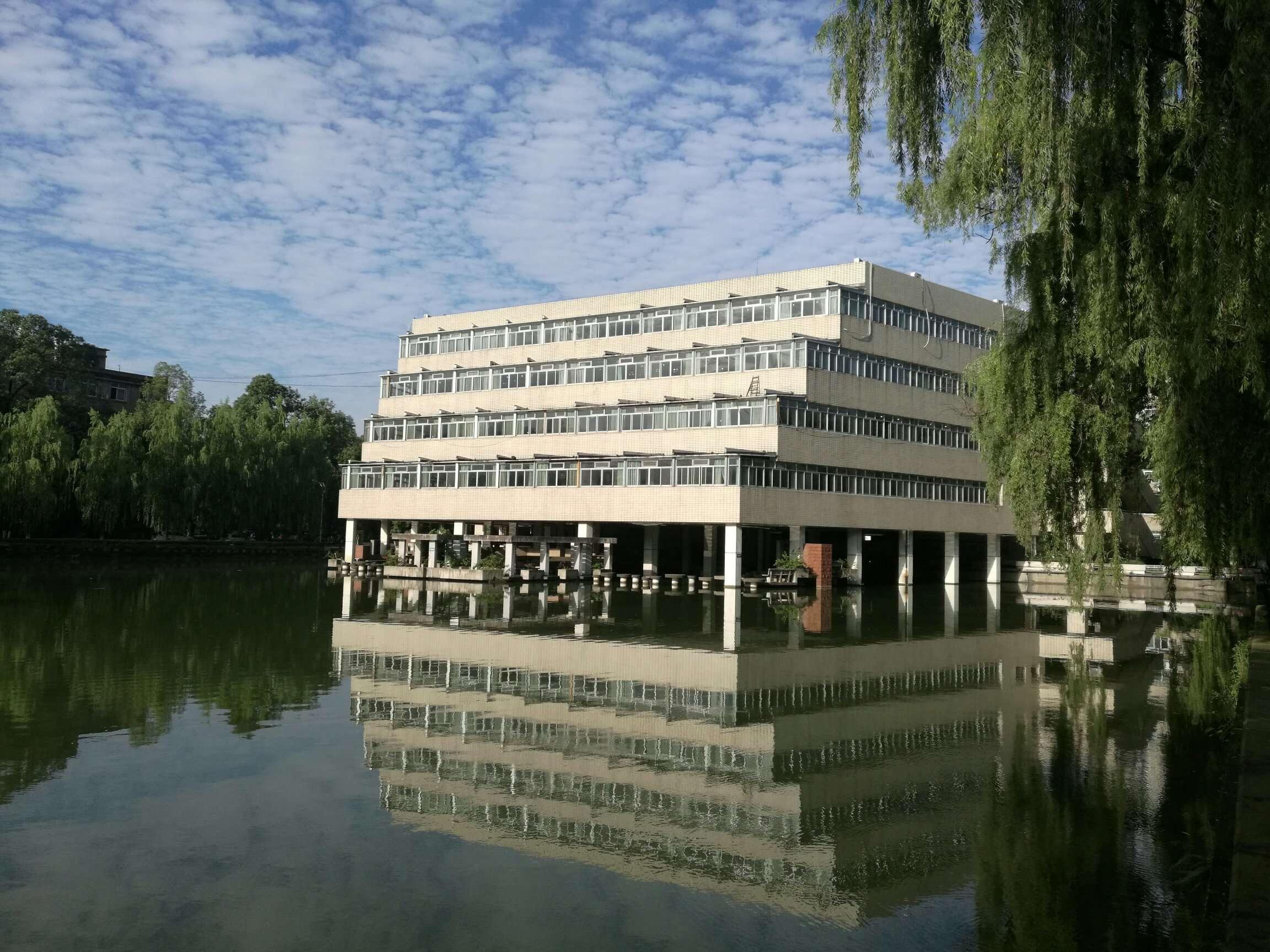 图为成都理工大学水上图书馆一,校内1,理工东苑超市:理工学生比较常去