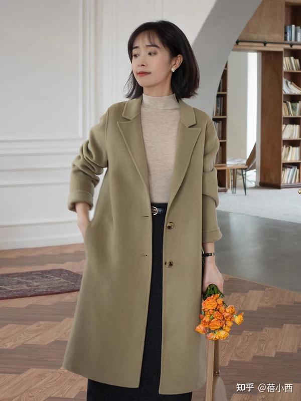 第三款:牛油果色大衣