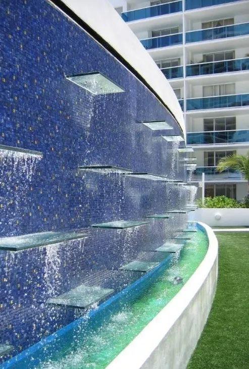 有着海洋色彩的瀑布式庭院水景墙设计,蓝色波底纹作为