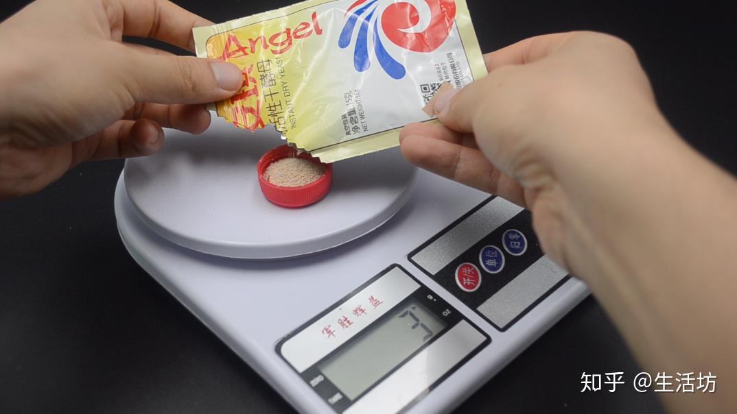 一般买回来的酵母粉一包是15克,那么我们该怎么量取酵母粉的重量呢?