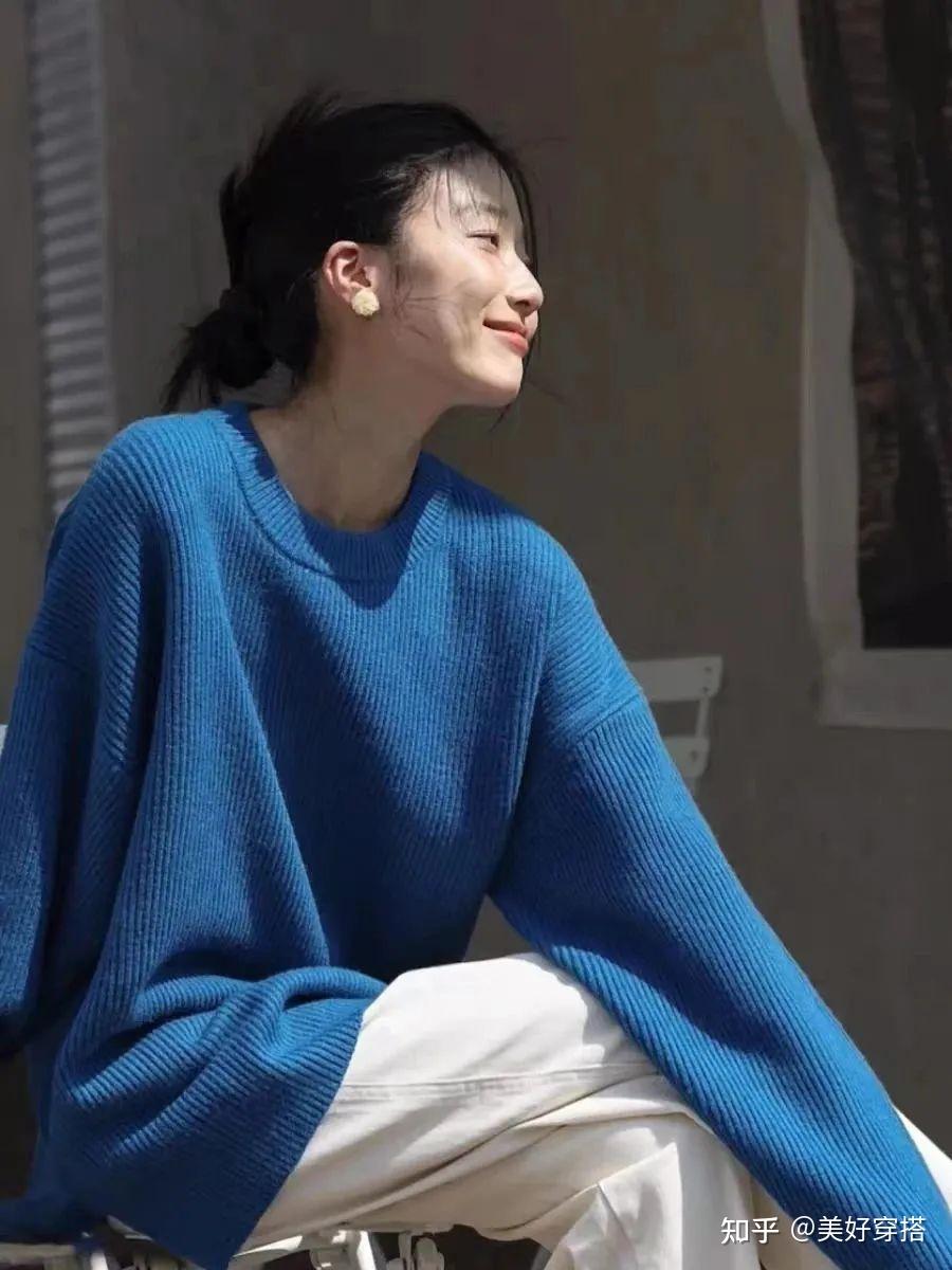 蓝色毛衣搭配不同的色彩的单品,各有千秋,实在是太好看了,最重要还是