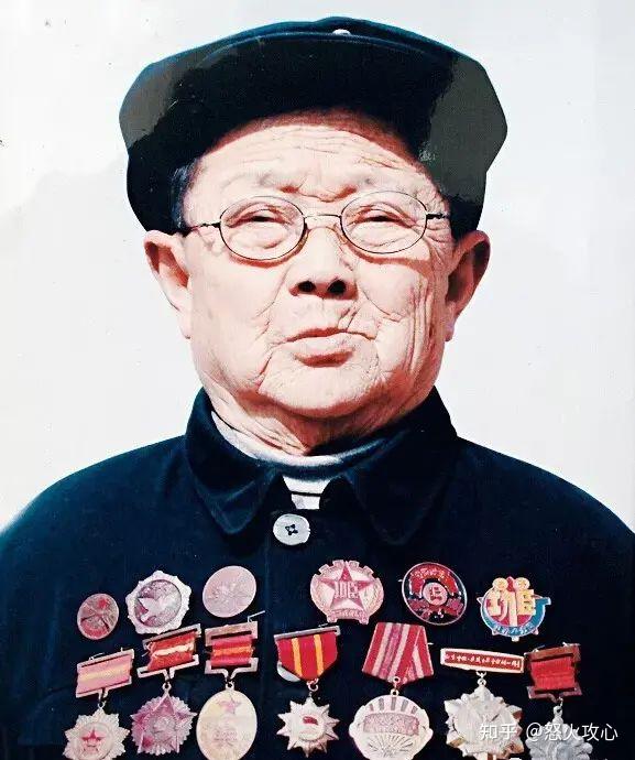 如今李安甫已经95岁,他的妻子(他拉着参军的的其中一名同学日后成为了