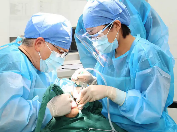 一,深圳一口种植牙审美好的医院医生?