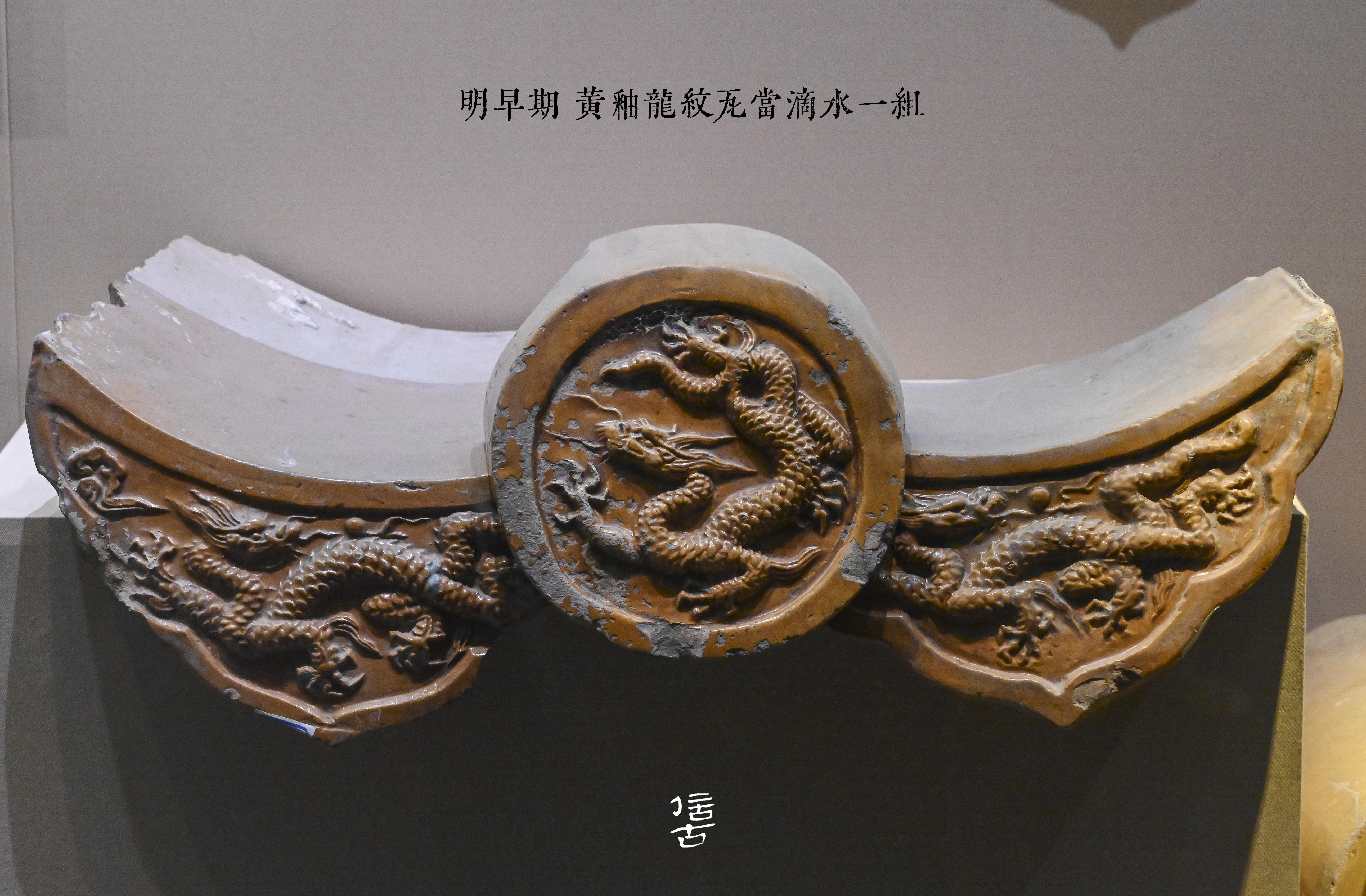 形制与一般建筑所用并无不同,其端部都是由圆形的瓦当与三角形的滴水