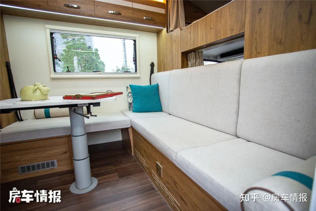 全新江铃jmc轻卡房车,客厅沙发比家里还大,这布局可太新鲜了 - 知乎