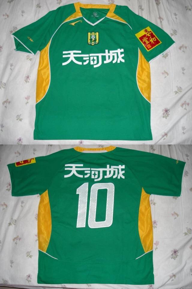 (日之泉时期印有"天河城"广告的球衣)那个时候球市惨淡,青黄不接,广州