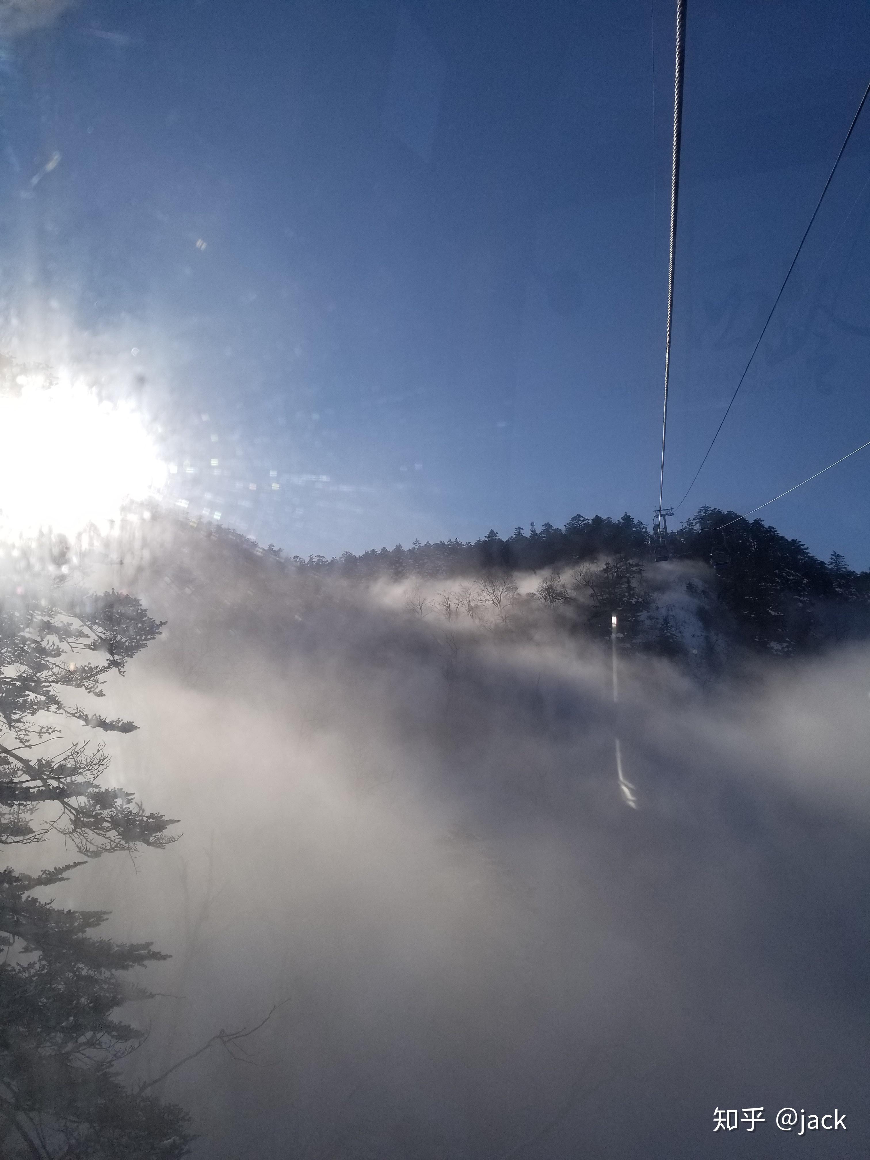 冲破迷雾的瞬间西岭雪山山顶的风景日雾辉映,人间仙境山雾缭绕,云海