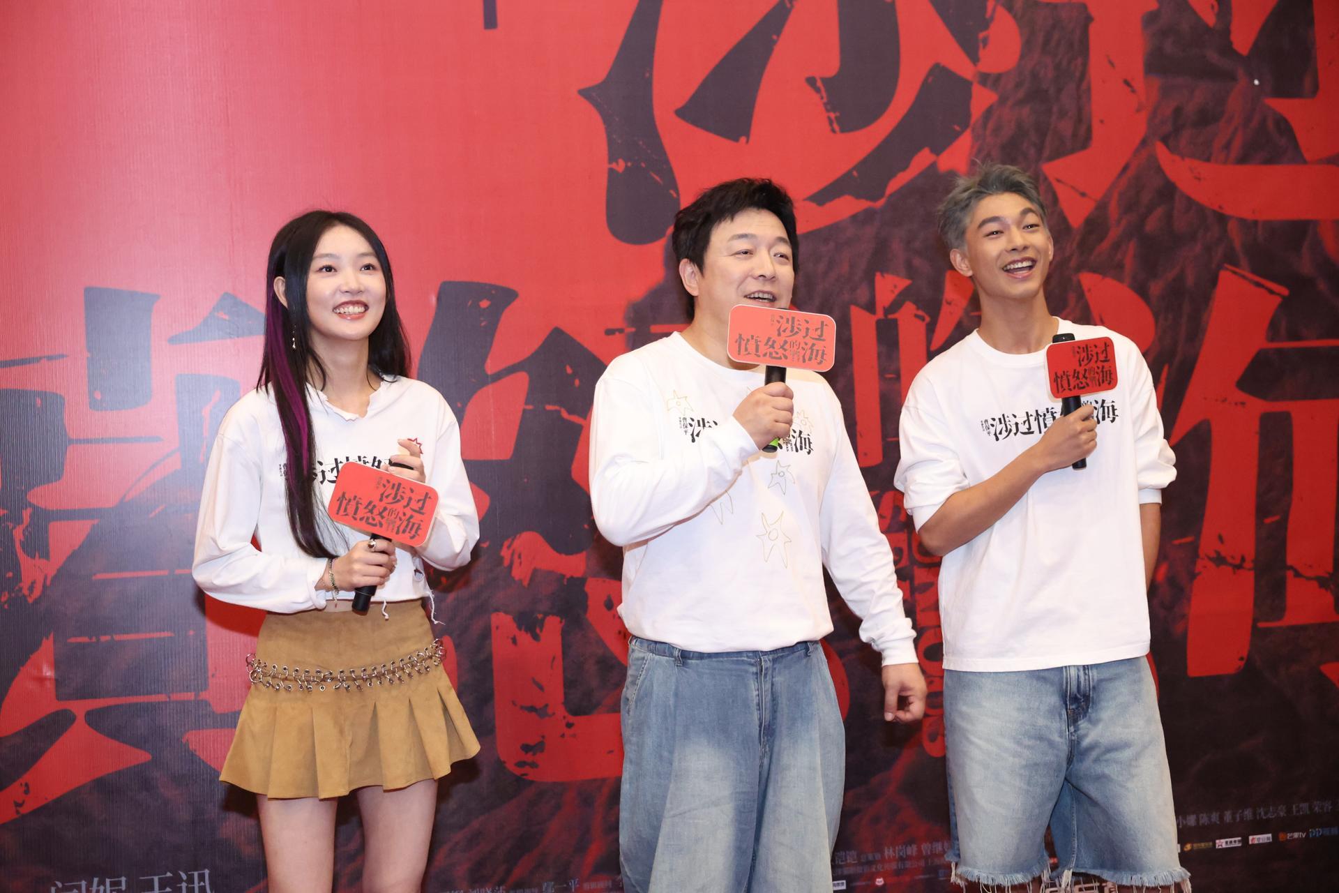 黄渤携张宥浩和周依然惊喜现身观音桥阳光世纪奥特莱斯自由人影城