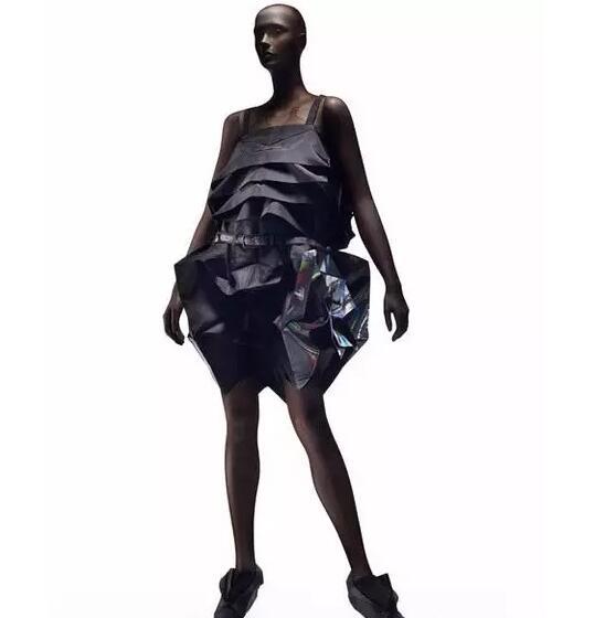 时装界的"解构主义",最鲜明的代表就是三宅一生的"无结构"设计,采用