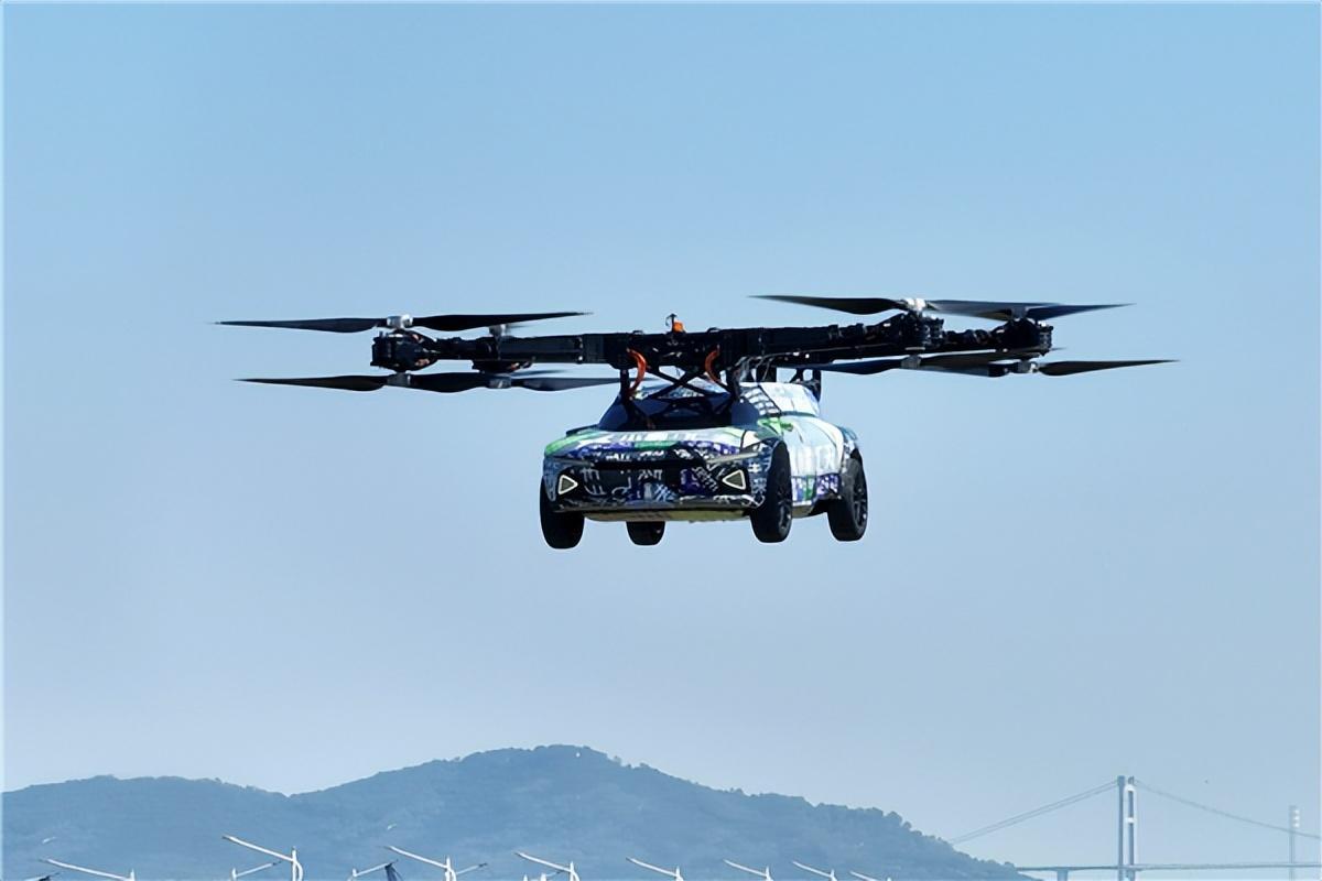 地上能跑天上能飞小鹏飞行汽车亮相网友无人机叼着汽车跑