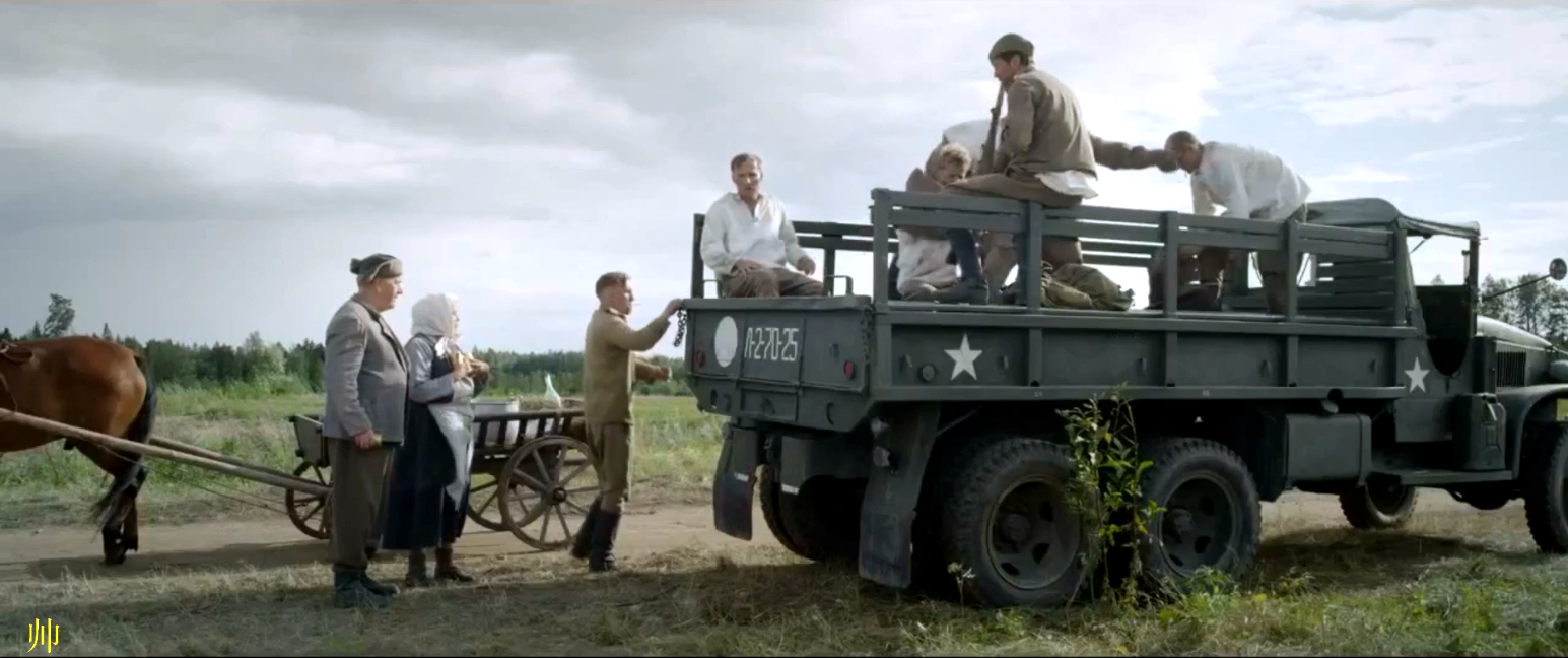 尤其使人印象深刻的是,片中一对当地老夫妻赶着马车高兴的招待德军中