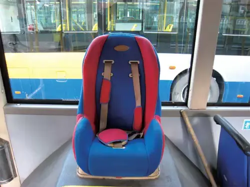 河北邯郸26路公交车儿童安全座椅直接上