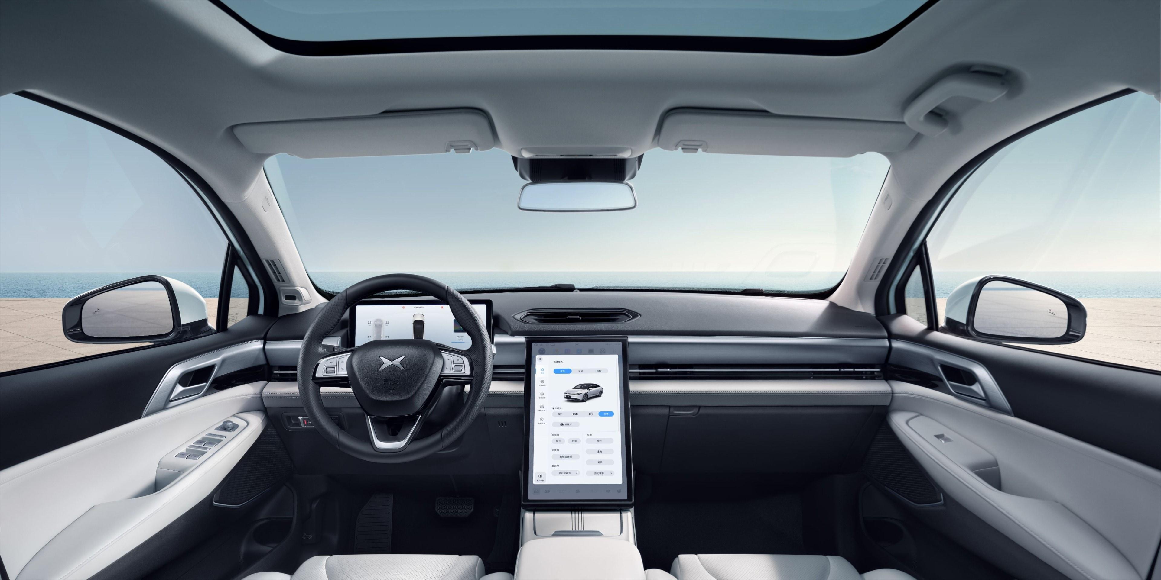 2024款小鹏p5内饰新增气宇灰配色风格可选,并搭载第三代高通骁龙座舱