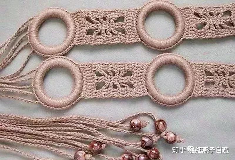 通过不同的线条缠绕成面,左为锁针钩织的线条缠绕,右为直接用毛线缠绕