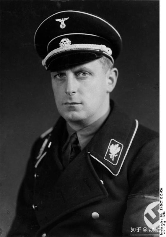 黑色双排扣式设计的纯羊毛外套,并在衣物上附带有纳粹党卫队的相关