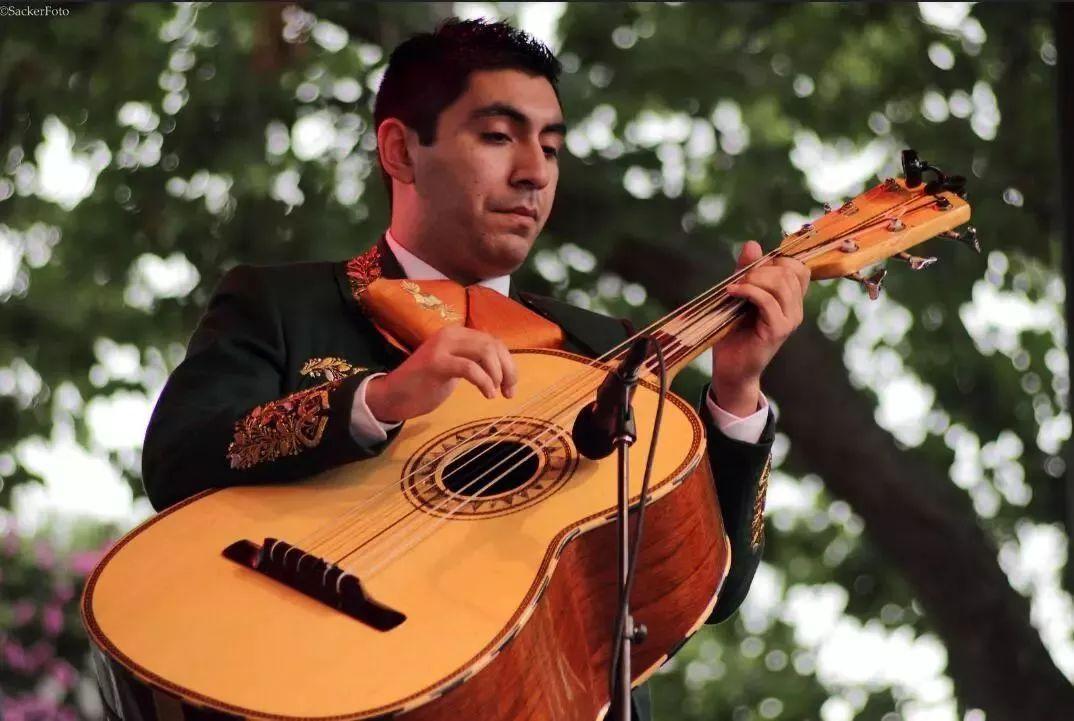 墨西哥的传统音乐形式mariachi(街头艺人用吉他和小号演奏传统民谣的