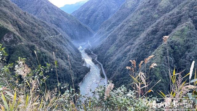 元旦前夕,該公司在怒江州貢山縣獨龍江鄉開通了高通量衛星基站,架起了