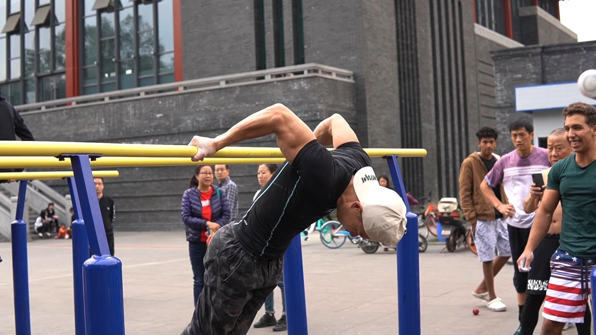 健身达人展示各种高难度的引体向上和双力臂会一种就是大神