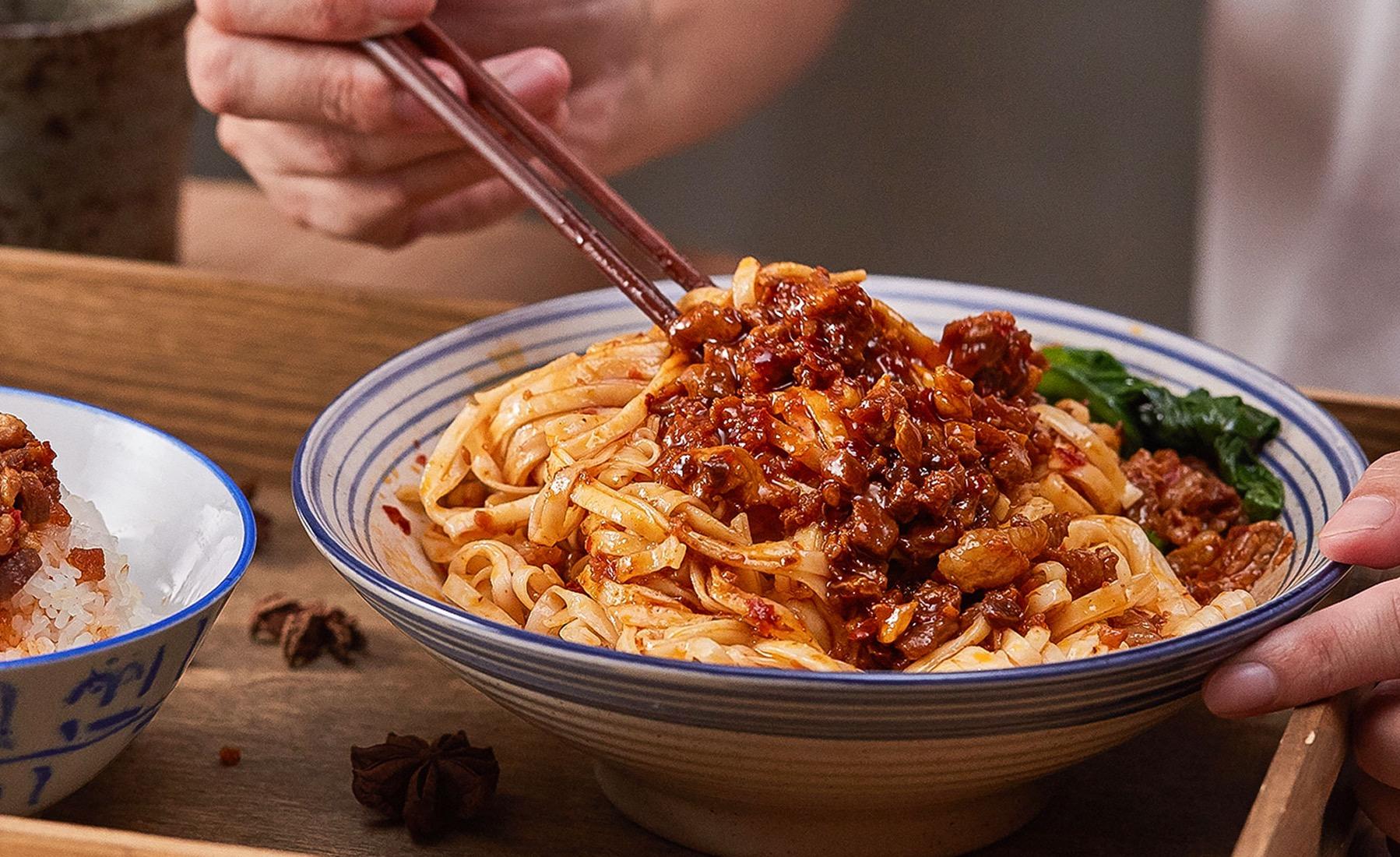 拌面,吃着特别爽快,今天火哥就教你做一款万能的肉酱——豆瓣臊子:只