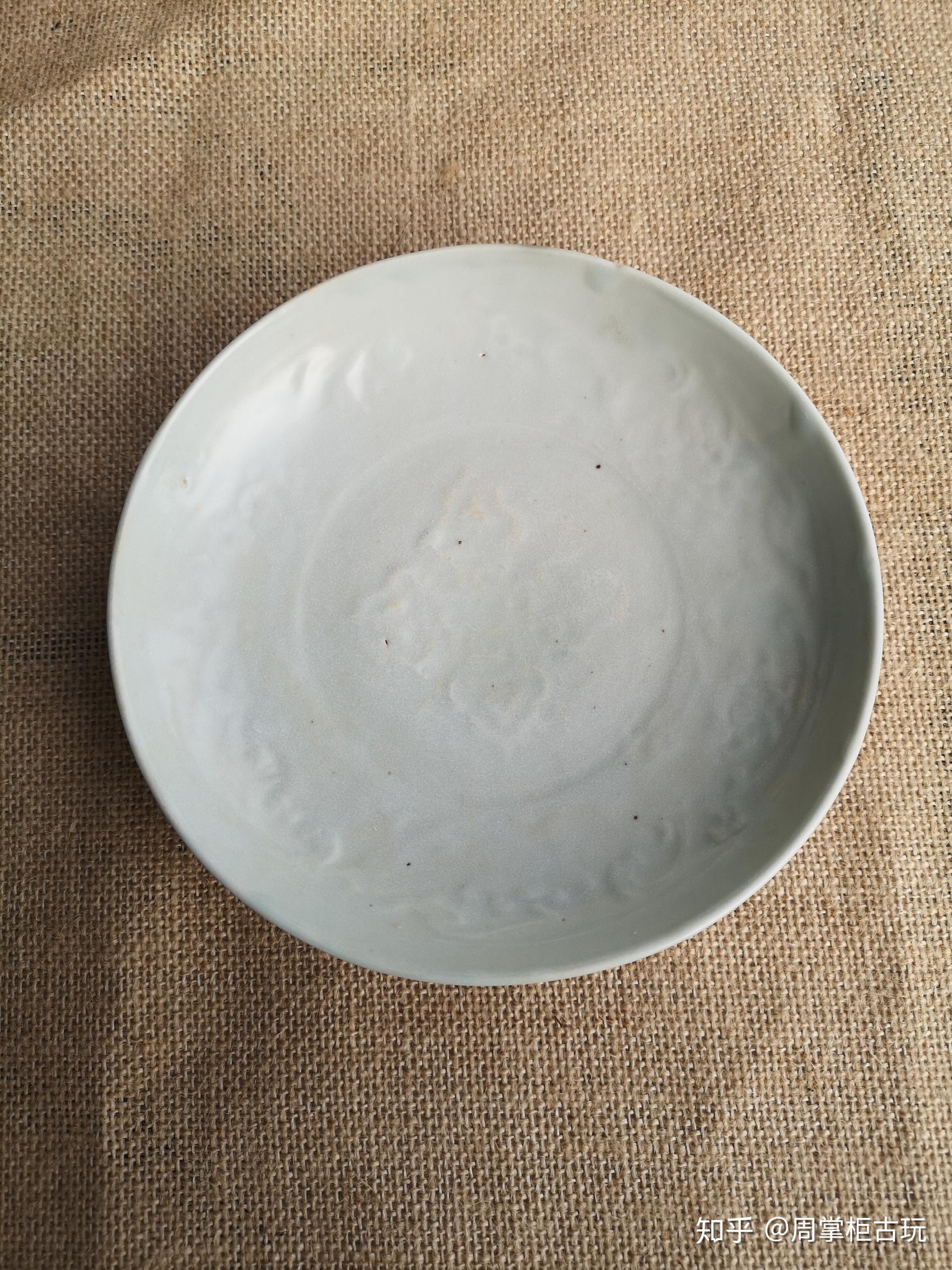 元代枢府窑印花碟:枢府瓷又称卵白釉,釉光温润,呈失透状,白色微青