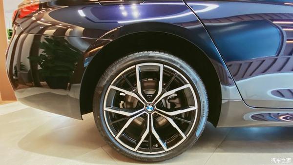 新款的19寸轮毂也很好看.