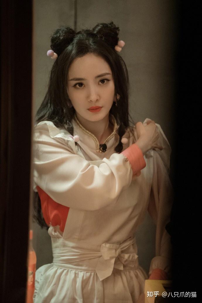 杨幂为节目效果拼了,穿女仆装扮漫画人物甜skr,不愧是85花门面 - 知乎