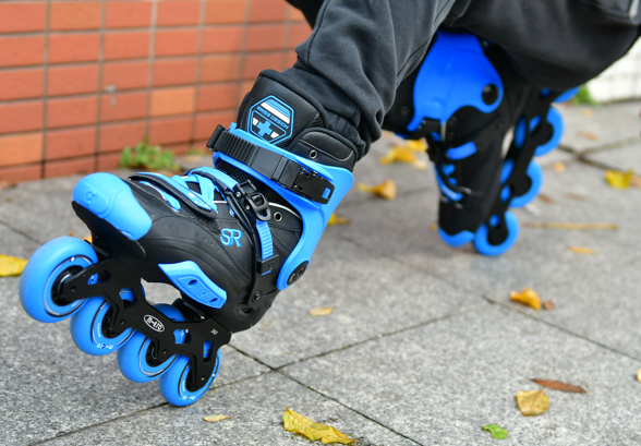 平花,英文slalom,是平地花式轮滑的简称,也叫花式绕桩.