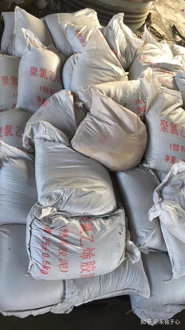 聚氯乙烯胶泥为具备一定粘合性能的泥状塑性固体,这类塑性固体一般由