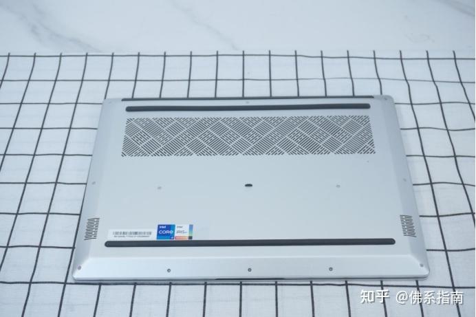 Hewitt727ページ　11番、13番 MSI Vector 16 HX A13Vの開け方 - 分解とアップグレードオプション