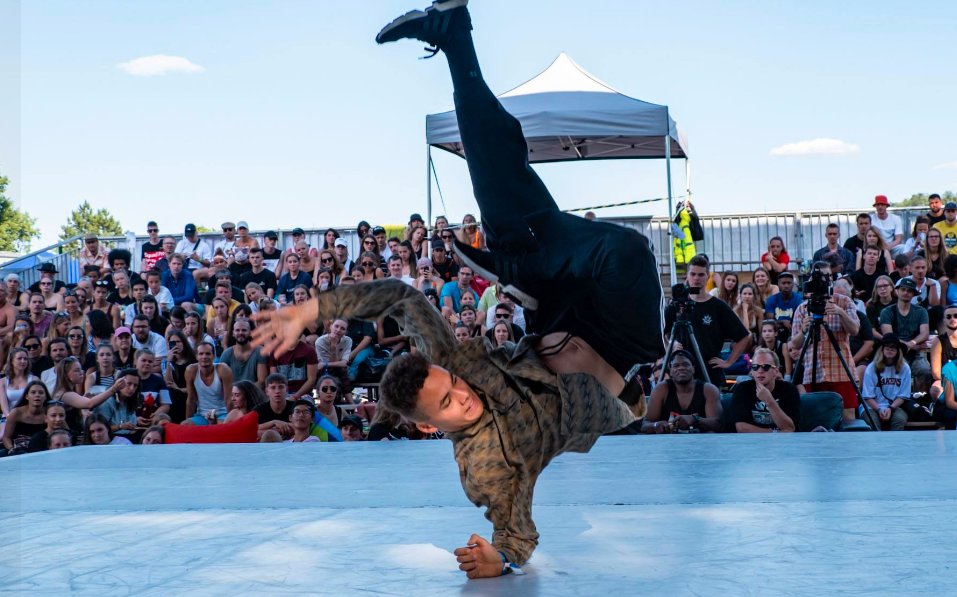 看到hiphop,house,popping,locking,krump,waccking,vogue,dancehall