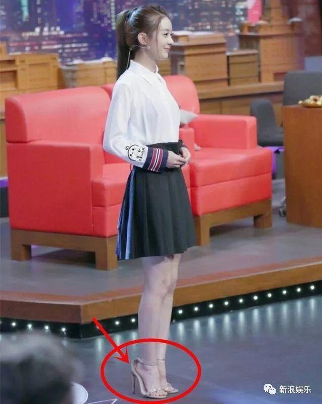 之前只知道赵丽颖的脚小,很多双高跟鞋穿在她脚上,都是明显大了不少.
