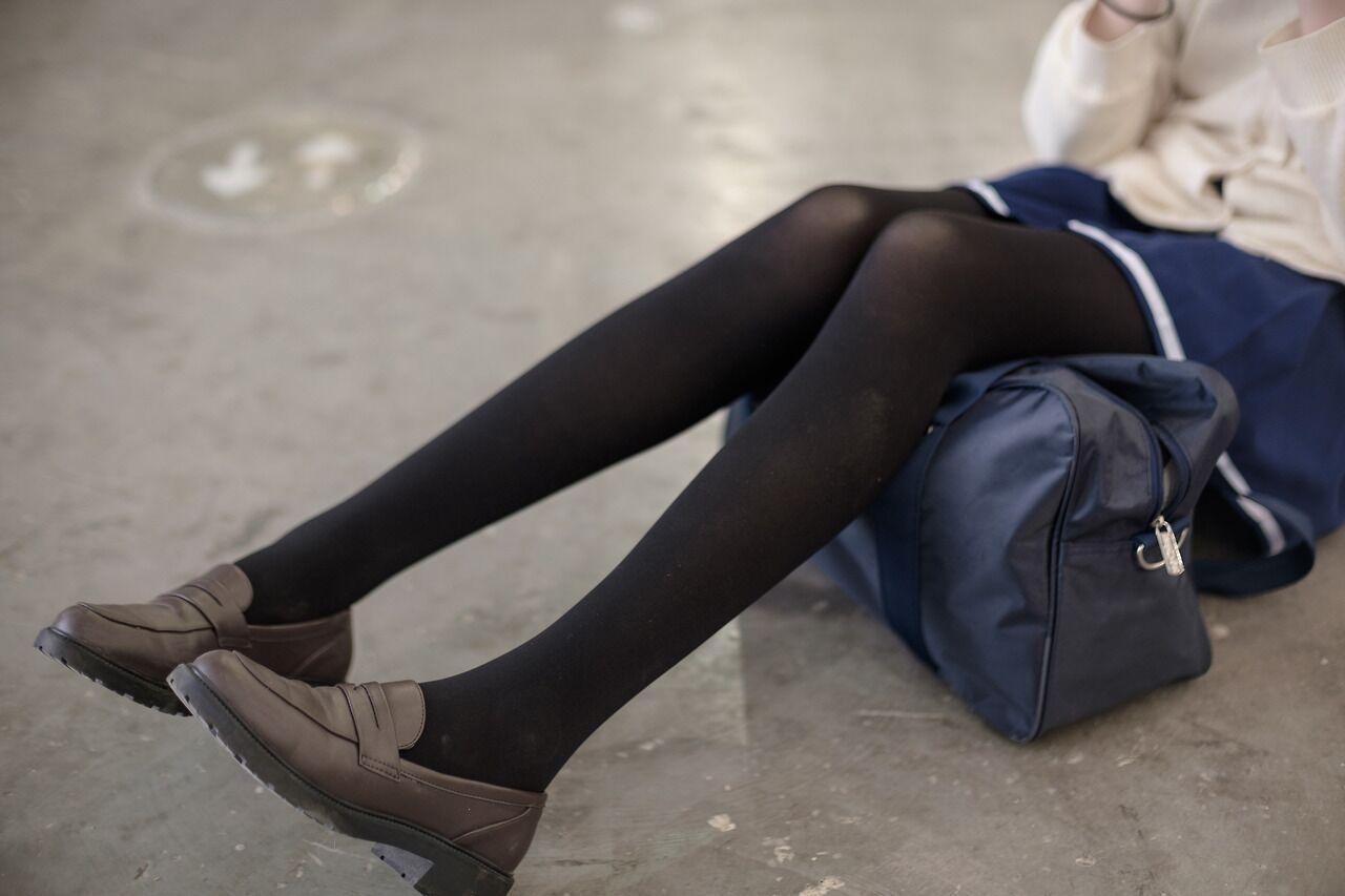 冬天别再露脚踝了，“黑丝+白袜”时髦又高级，轻松get大长腿_姑娘_组合_丝袜
