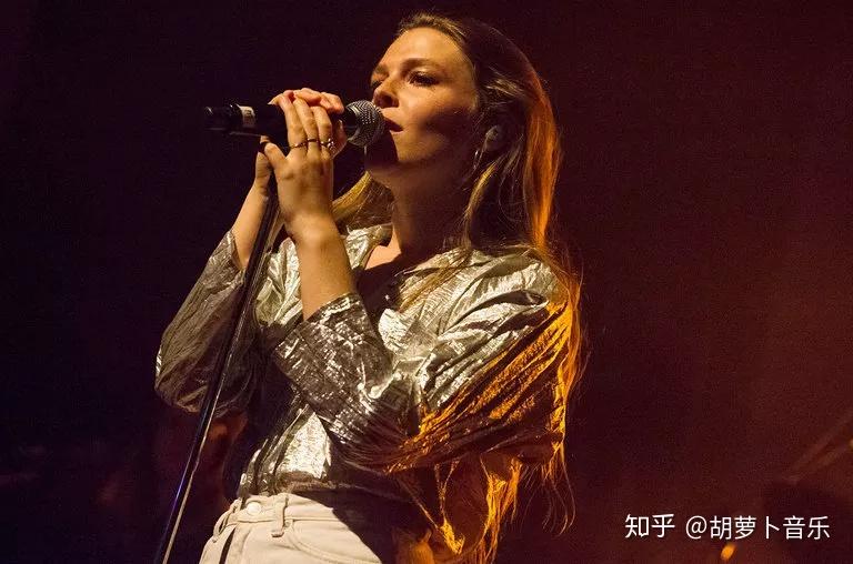 halsey在we can survive演唱会上唱了几句《lovers》,并且说taylor