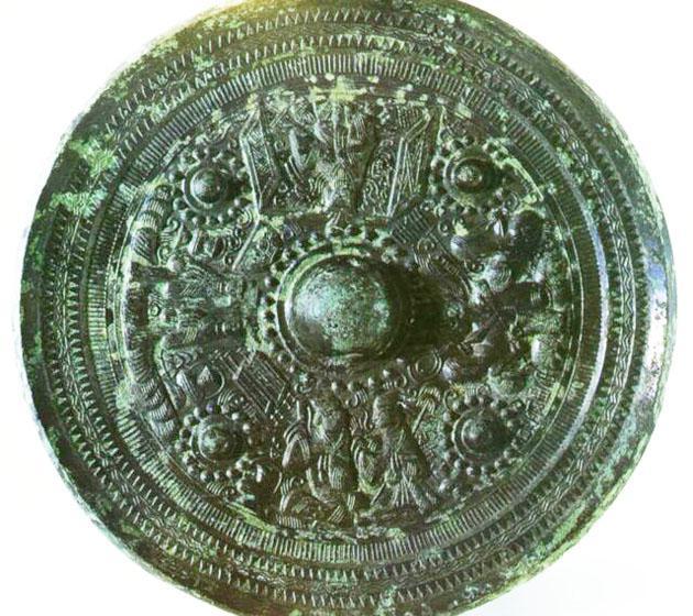 周氏作伍子胥画像镜"周氏作"伍子胥画像镜主区以四乳钉间隔,逆时针