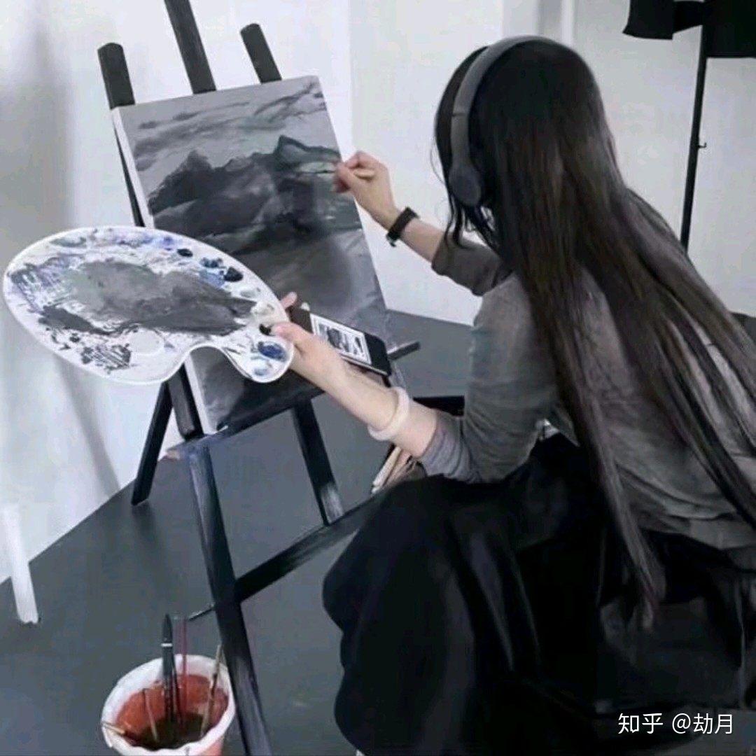 女生正在画画的头像图片