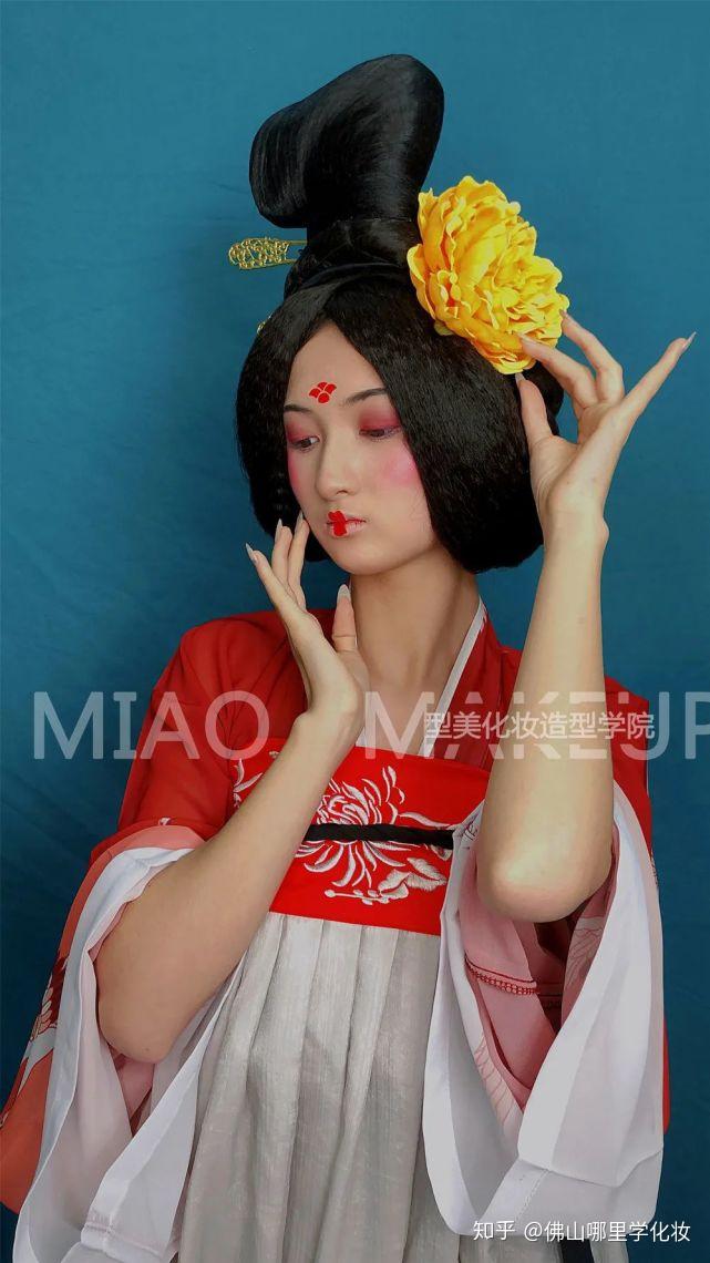 补个妆,贴上花钿就可以啦~第六步然后戴上头饰云顶髻的发髻固定在刚刚