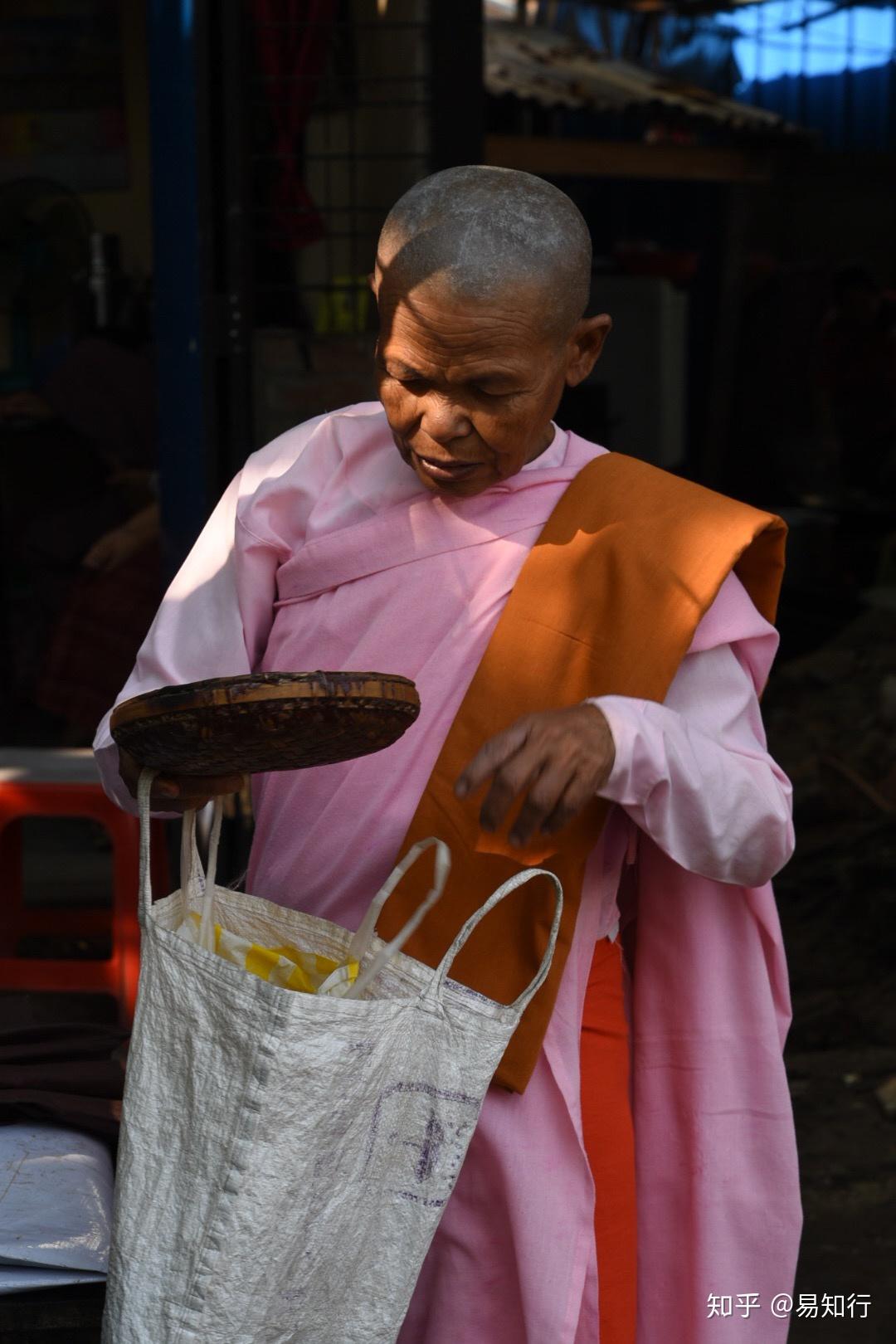 化缘与布施,是缅甸这个佛教国家日常生活的一个主题