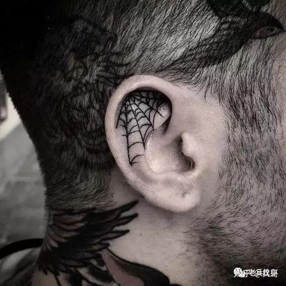 耳饰纹身当下正流行