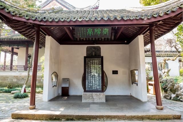 四面长堤回环,入口处为清晖堂,门外北侧墙上嵌有"烟雨楼"石碑