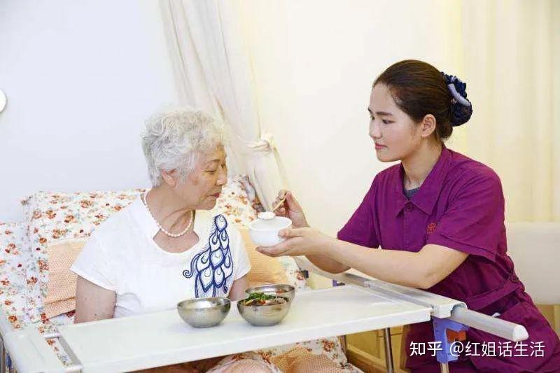 养老院的护理员，照顾老人是亲生女儿般的亲情式服务，您相信吗？ - 知乎