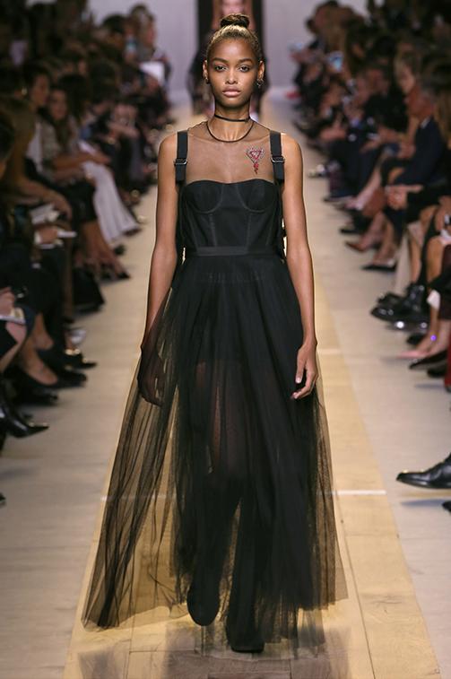 1,纱裙要选择面料密实一点,硬一点的,这样整体才