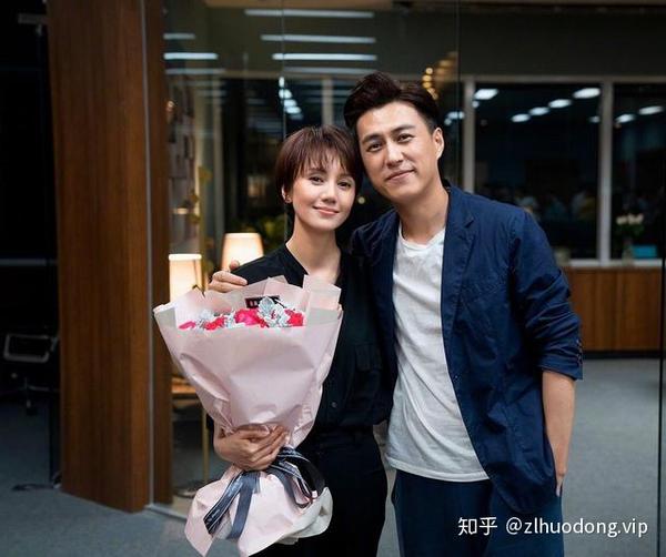 靳东妻子独自带儿子看病 昔日国际巨星一身黑满脸憔悴 风光不再 尊龙国际娱乐 知乎