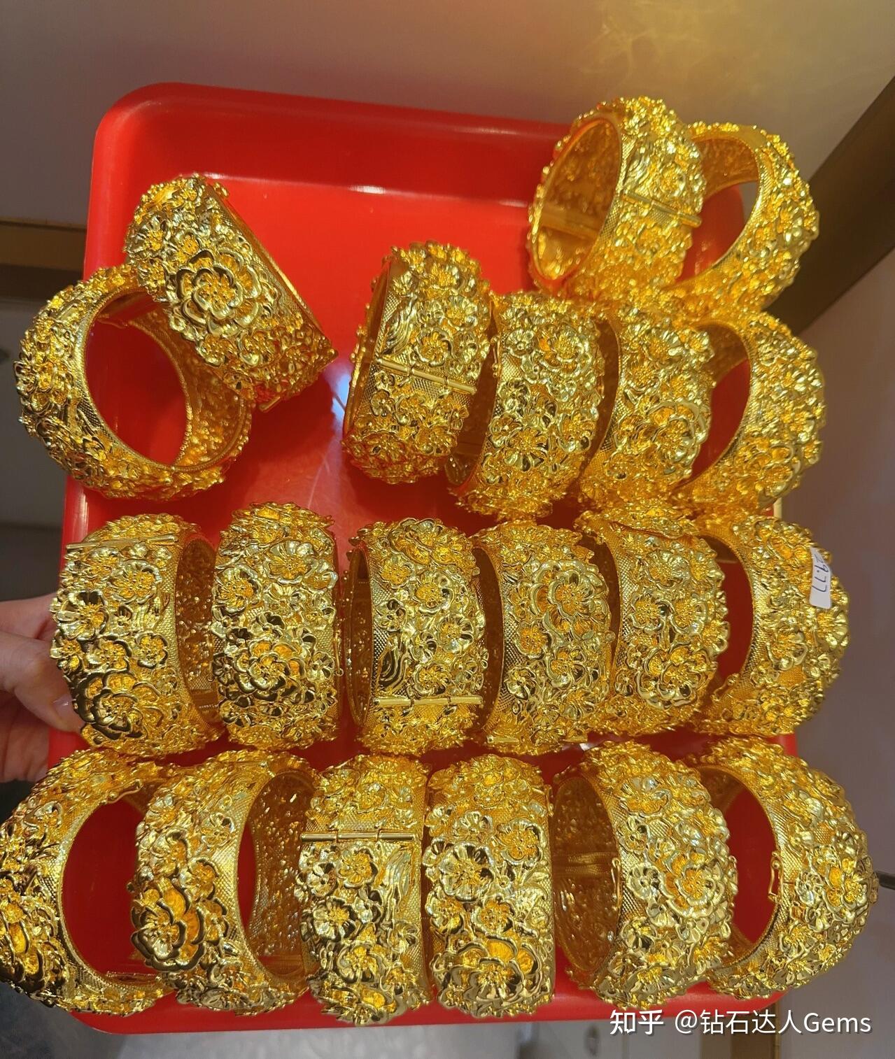 黄金大跌，国内部分品牌金饰价格回落至千元以下，此次金价回落后还会再跌吗？ - 知乎