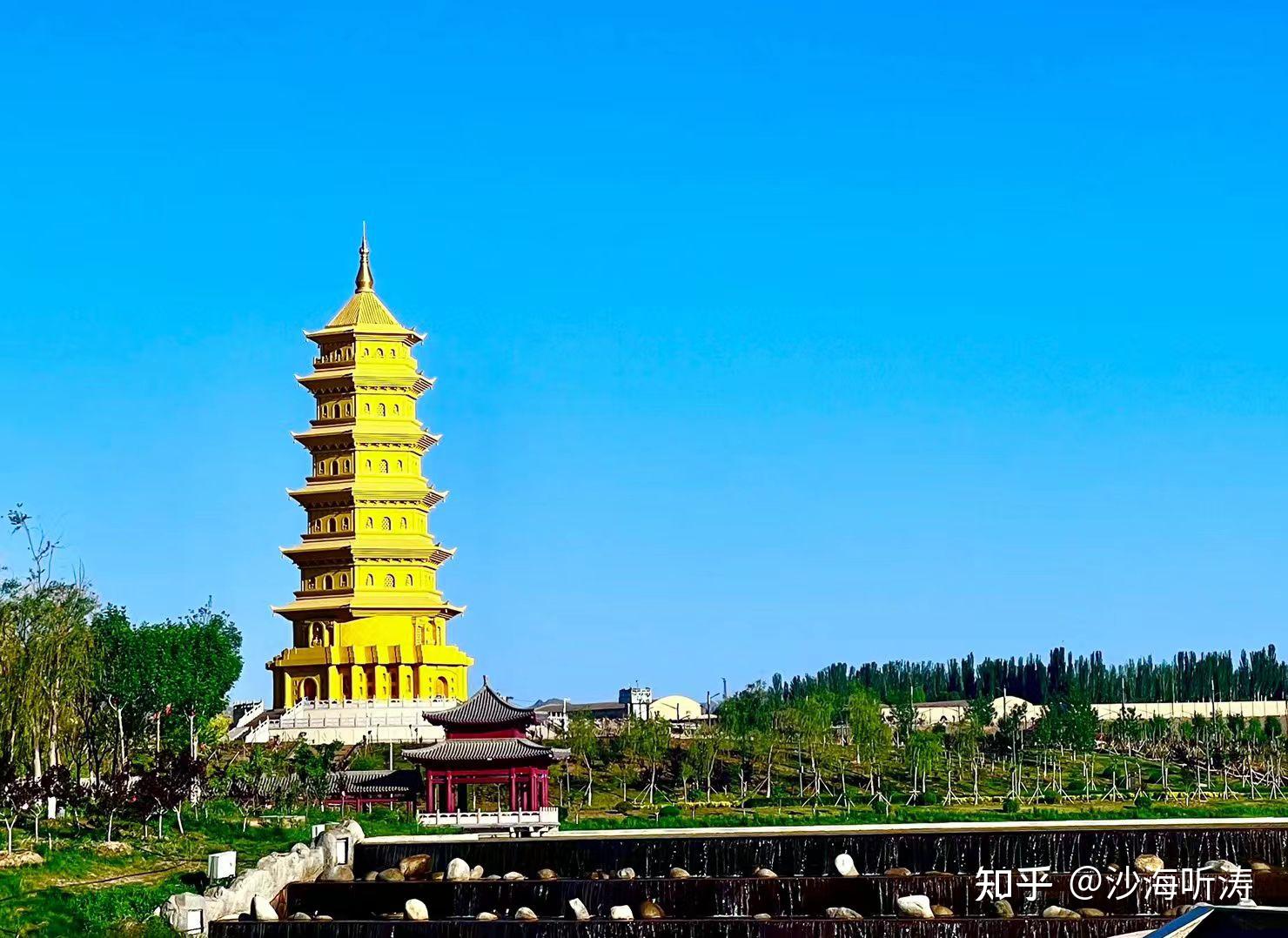 配上几杯啤酒,吃着舌尖上的美味,欣赏着东湖的美景,这里无疑是库车