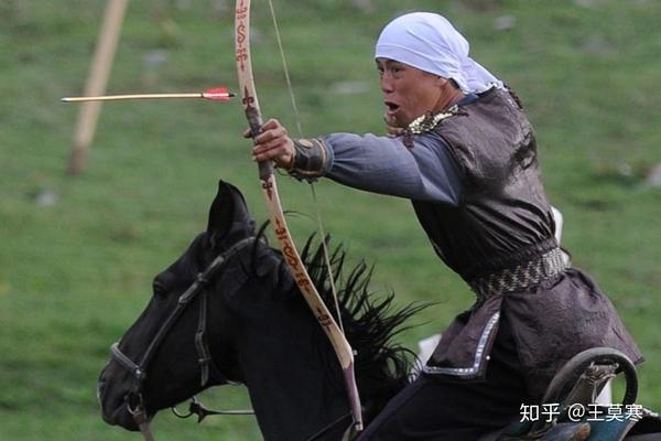 虽然表情失控但骑马射箭还真的是很帅!